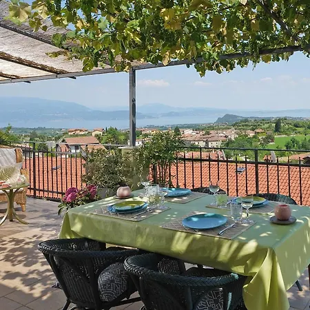 Mit Blick Auf Den Gardasee *